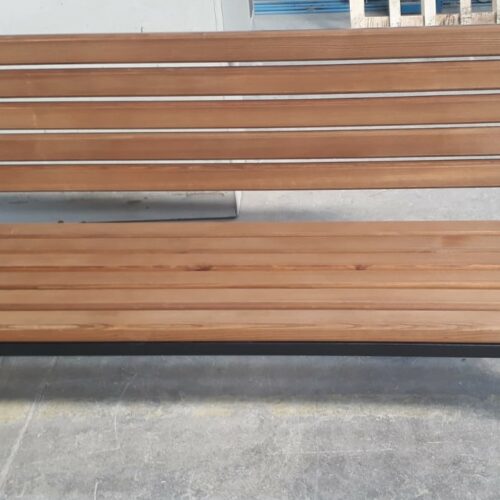 Een fraai vormgegeven parkbank, verkrijgbaar in verschillende uitvoeringen. Hoogwaardige materialen voor een vriendelijke prijs.